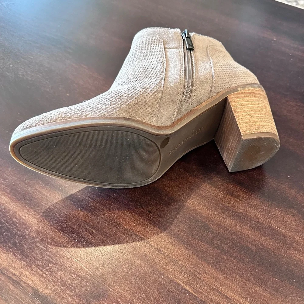 Lucky Brand Ponic Taupe Tan Suede Cutout Block Heel Booties Women Sz 8.5M US/39 - Picture 3 of 6
